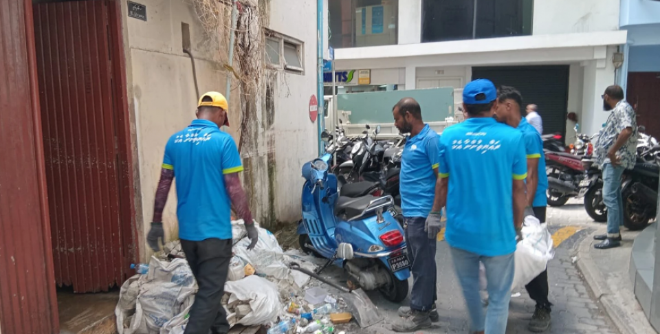 މާލޭގެ މަގުތަކަށް ނެރެފައި ހުރި ގާކުނޑިތައް ސާފުކުރުމުގެ މަސައްކަތް ސިޓީ ކައުންސިލުން ފަށައިފި