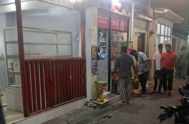 މަގުމަތީގައި މުދާ ބަހައްޓައިގެން ވިޔަފާރިކުރުމުން ޖޫރިމަނާ ކޮށްފި