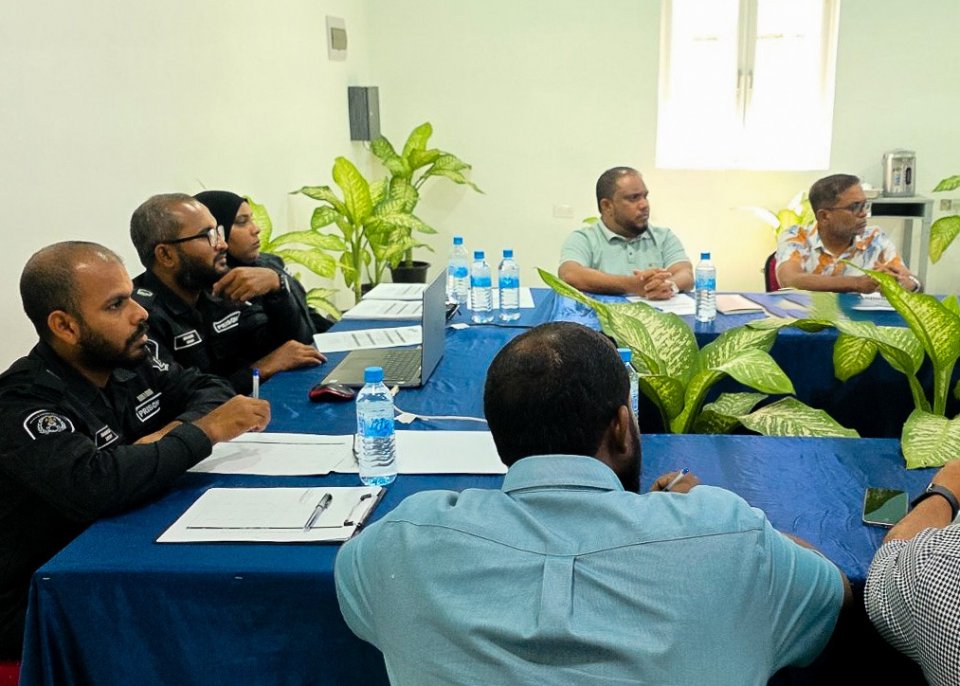 ޕެރޯލް އަވަސްކުރަން ޝަރުތުހަމަވާ ގައިދީންނާ އިންޓަވިއުކޮށްފި