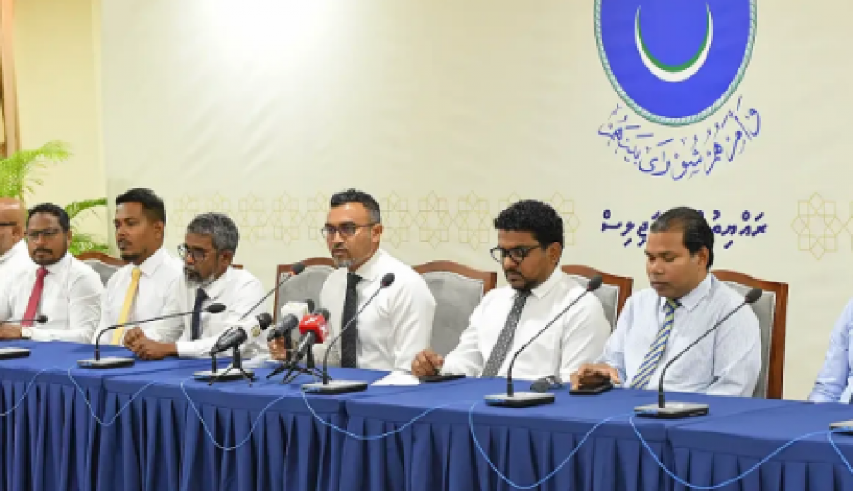 ޑޮލަރުގެ މައްސަލަ ދެނެގަތުމަށް، އެމްޑީޕީން ގަވަރުނަރާ ބައްދަލުކުރަން އެދެފި