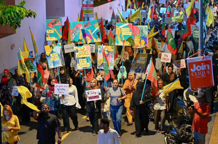 މާލީ ބަޔާނާ ގުޅިގެން ތިން ޕާޓީއެއް ޖޫރިމަނާކޮށްފި
