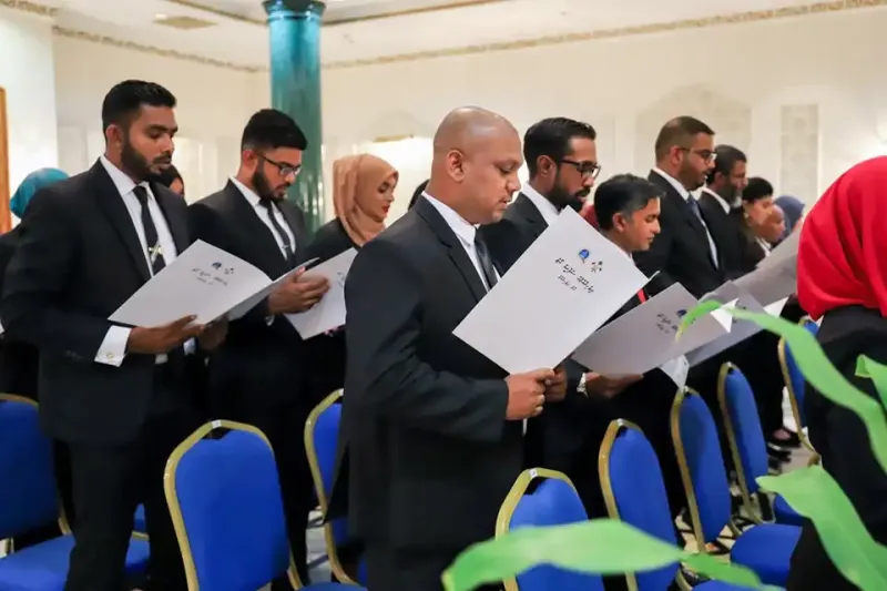 ހާޒިރުވެ އިމްތިހާނު ހަދަންޖެހޭ ގޮތަށް ގެނައި ކުއްލި ބަދަލާ ދެކޮޅަށް ގާނޫނު ކިޔަވާ ދަރިވަރުން ޕެޓިޝަނެއްގައި ސޮއިކުރަނީ!