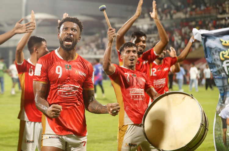 ނިއު އަށް ބްރެޒިލް ފޯވާޑަކާއި ލައިބީރިއާ ގައުމީ ޓީމުގެ ޑިފެންޑަރެއް