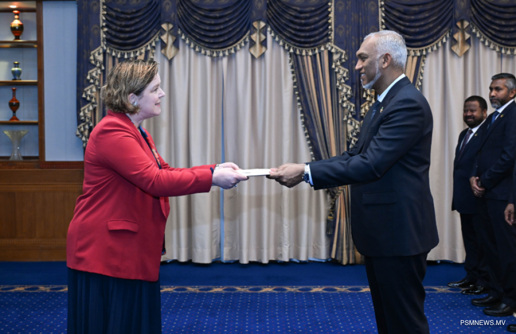ގާނާއާއި ކެނެޑާގެ ސަފީރުން ފަތްކޮޅު އަރުވައިފި