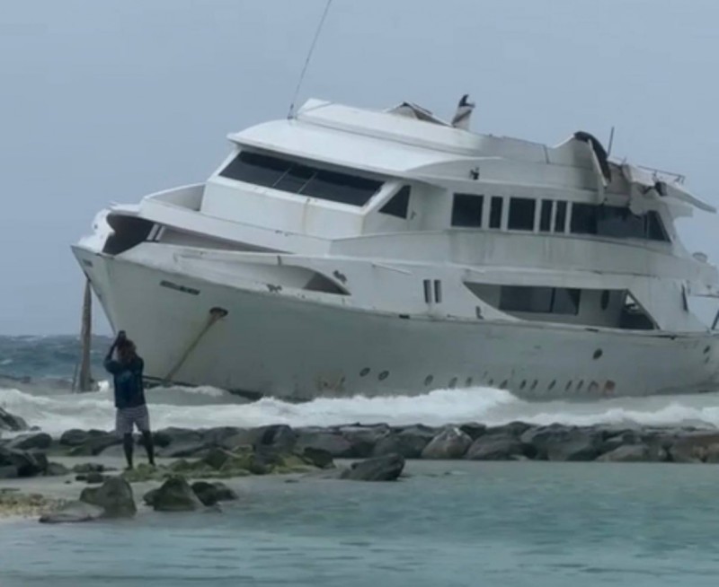މޫސުން ގޯސްވެ، މާފުށީ ބޭރުގައި އޮންނަ ސަފާރީ ލައްވެ ފުނޑުފުނޑުވެއްޖެ
