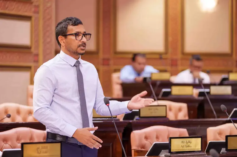 މި ސަރުކާާރުން މުވައްޒަފުން ވަކިކުރަނީ ހައްގުން ކަމަށް ދޭހަވާ މޭރުމަކުން ފަލާޙު ވާހަކަދައްކަވައިފި