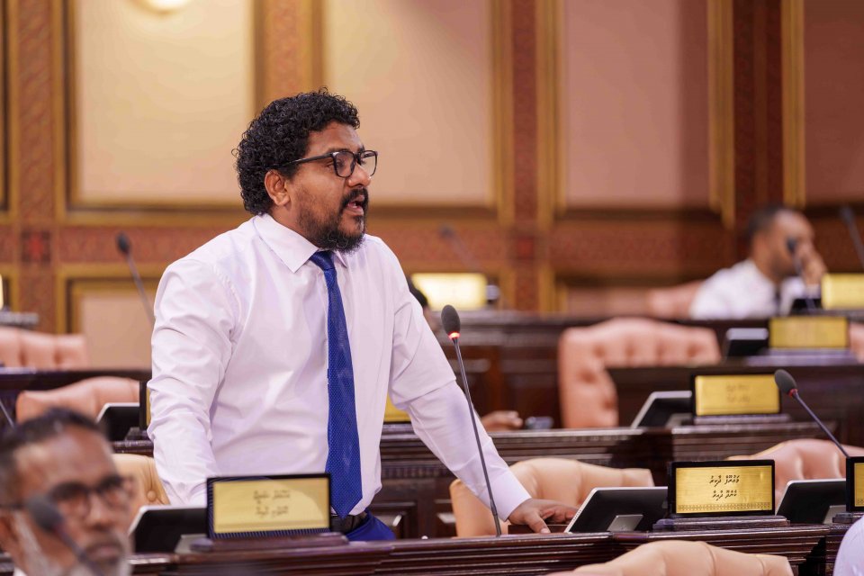 މީހުން ވަޒީފާއިން ކަނޑާ ކަމަށް ބުނެ ހުށަހެޅި ގަރާރު ބޭރުކޮށްލައިފި