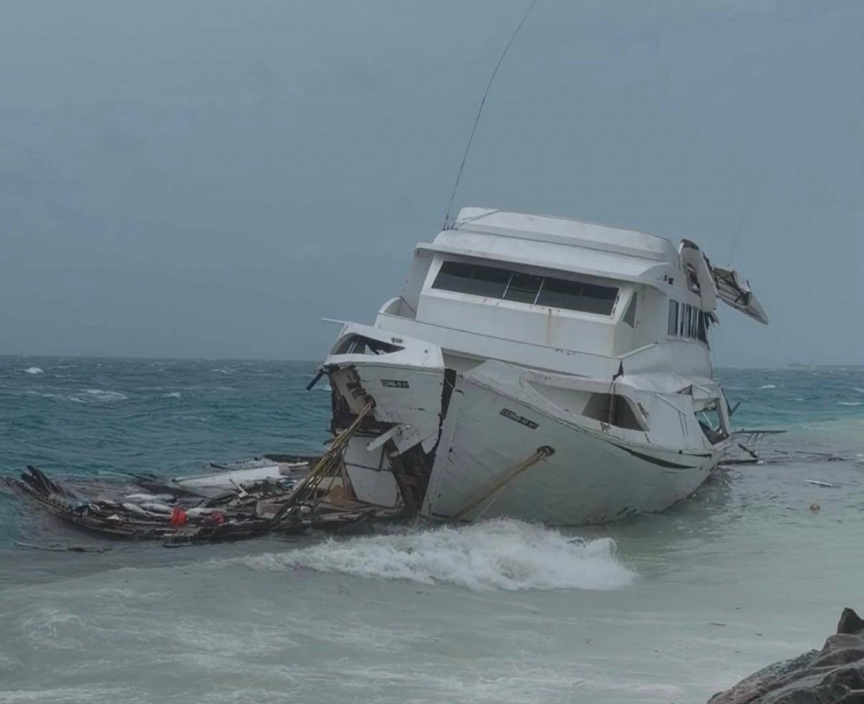 މޫސުން ގޯސްވެ، މާފުށީ ބޭރުގައި އޮންނަ ސަފާރީ ލައްވެ ފުނޑުފުނޑުވެއްޖެ