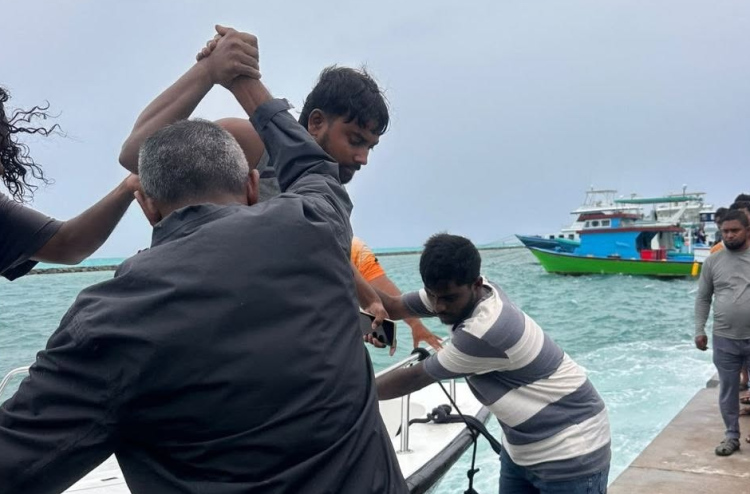 ބަންޑުން ޖަހާލި ކޮޅުވެއްޓިން ސަލާމަތްކުރި 8 މީހުން ގާފަރަށް، ގެއްލުނު ދެ މީހުން އަދިވެސް ނުފެނޭ!