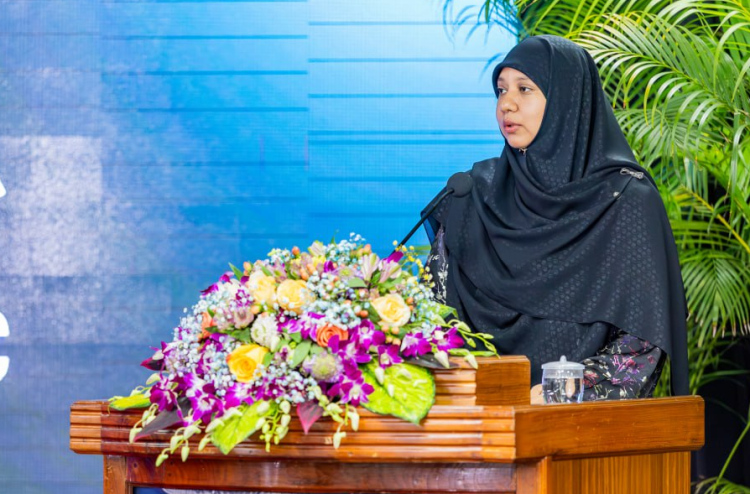 އައިއައިޔޫއެމް އަލަމްނައި އައިކަން އެވޯޑް ޕްރޮފެސަރު ޑރ. މުނީޒާއަށް