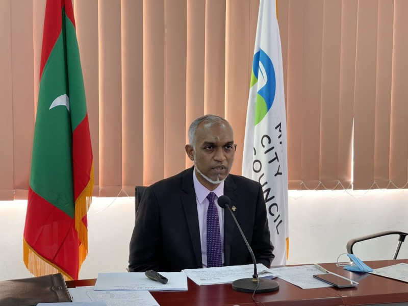 މޭޔަރުކަމުގައި ހުންނެވިއިރު މުއިއްޒުގެ އަރިސް ބޭފުޅެއްގެ ކުންފުންޏަކަށް 11 މިލިއަނަށްވުރެ ގިނަ ރުފިޔާ ދިންކަމަށް ތުހުމަތު ކުރެވޭ މައްސަލައިގެ އަވަސް ތަހުގީގެއް ހިންގައިދޭން މާލޭ ސިޓީ ކައުންސިލުން އެދެނީ!