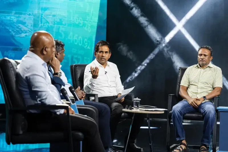 ރާއްޖެ އަށް އިގްތިސާދީ ބޮޑެތި ގޮންޖެހުންތަކަކާ ކުރިމަތިވެ، ތެޔޮ ގަތުމަށް ދަތިވެ، ބޭރުގެ މާލީ އިދާރާތަކުން އެތައް މިލިއަން ޑޮލަރުގެ ކުއްލި ލޯނު ހޯދަން މަޖުބޫރުވެއްޖެ