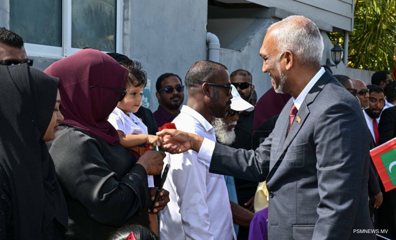 ފޮޓޯ: ޤައުމީ ދުވަހުގެ ރަސްމީ ހަރަކާތްތަކަށް ރައީސް އުތީމަށް