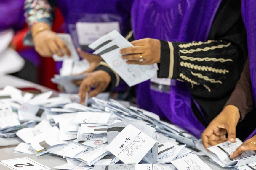 ރާއްޖޭގެ ޕާޓީ ނިޒާމުން ފެންނަނީ ޑިމޮކްރަސީގެ ނަމުގައި ހިންގާ ޖަރީމާތަކެއް!