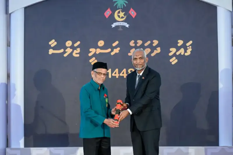 ނިޝާން ދިޔަމިގިލީ ޝަރަފުގެ އިއްޒަތް، އަލްއުސްތާޛު ކަށިމާ އަހްމަދު ޝާކިރަށް އަރުވައިފި