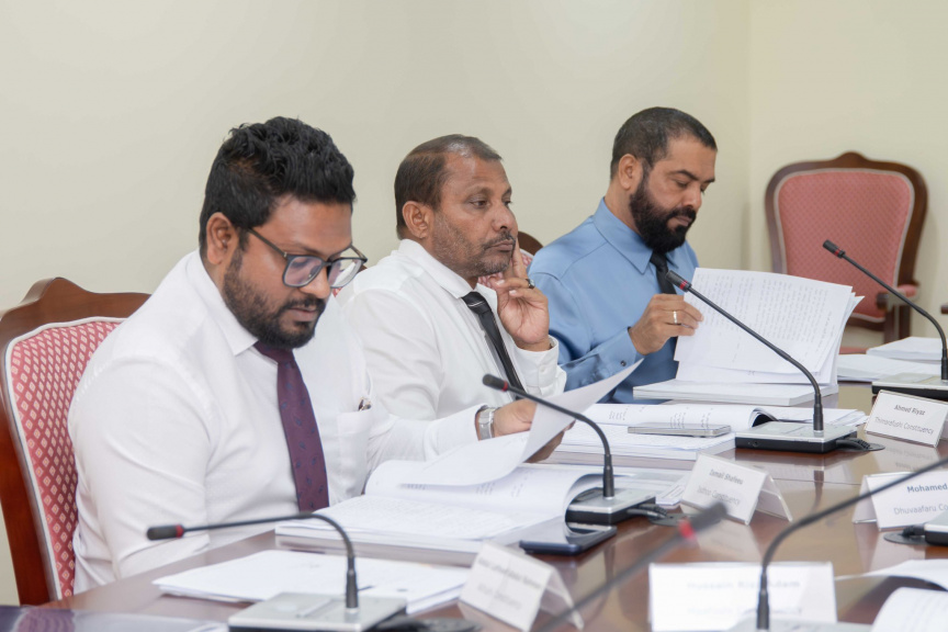 އެއް ދުވަހުގެ މަސައްކަތުން ގަވައިދު ބަދަލުކޮށް، އިދިކޮޅު ޕެޓިޝަނެއް ވެސް ހުށަހެޅޭ ގޮތް ހަދައިފި