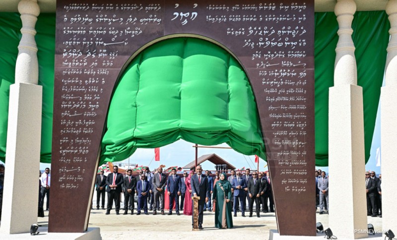 ފޮޓޯ: އުތީމުގައި ތަރައްޤީކޮށްފައިވާ "ބޮޑުތަކުރުފާނުގެ ހަނދާނީ ދޮރޯށި" ރައީސް ހުޅުއްވައިދެއްވުން