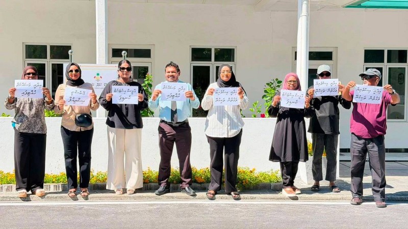 އިދާރީ އިސްވެރިޔާއާ މެދު ހިތްހަމަނުޖެހި ހުޅުދޫ ކައުންސިލް މެމްބަރުން މުޒާހަރާކޮށްފި