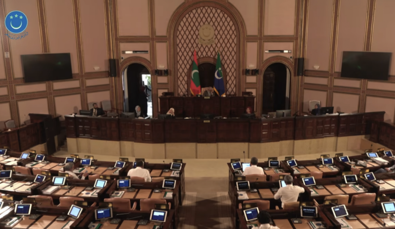 ޖަލްސާ ކުރިއަށް ދަނިކޮށް ތަޅުމުން ކަރަންޓު ކެނޑި ޖަލްސާ މެދުކަނޑައިލައިފި