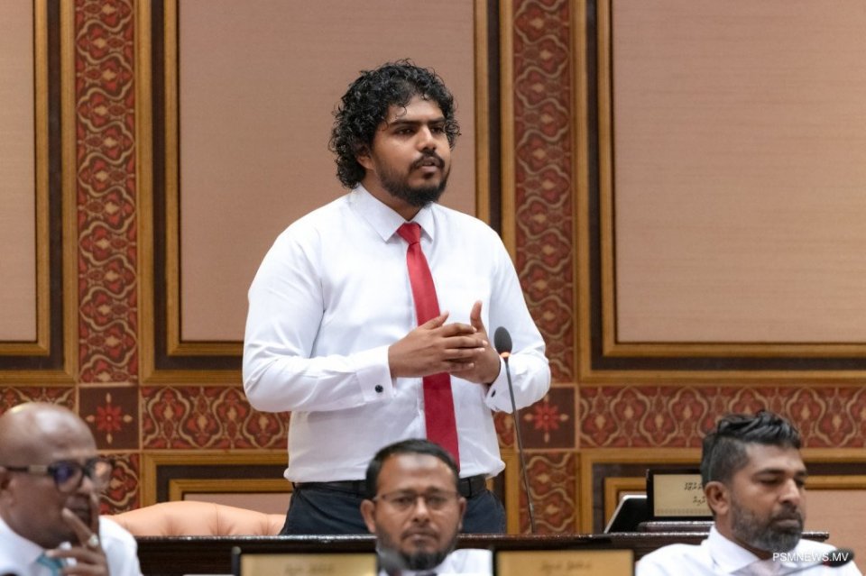 ކަޅު ބާޒާރުގައި ޑޮލަރުގެ އަގު އުފުލުނީ އެމްޑީޕީ ވެރިކަމުގައި ފައިސާ ޗާޕުކުރުމުން: އަޒާން