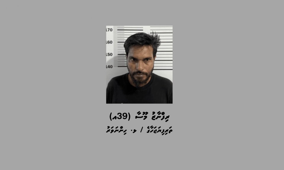 ފިހާރައަކުން ސިނގިރޭޓް ކާޓޫނުތަކެއް ވަގަށްނެގި މީހަކު ހައްޔަރުކޮށްފި