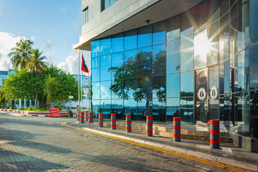 ޖޫރިމަނާގެ ވާހަކަ މިހާރު ވެސް ގާނޫނުގައި އޮވޭ، ކަޅު ބާޒާރު ނުހުއްޓުވެނީ އެމްއެމްއޭއާއި ފުލުހުން ދައުރު އަދާނުކުރާތީ: އަންޑޭ