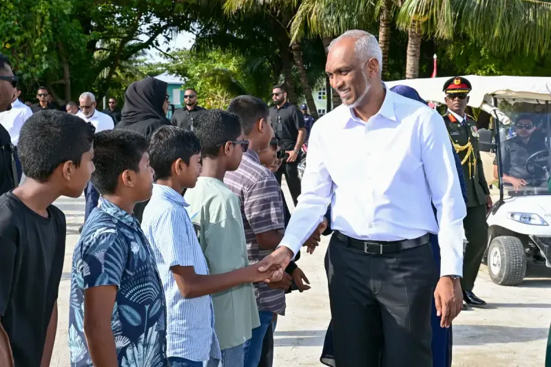 މުއިއްޒު ބޭބެ ހާދަ ކޫލް އޭ، އިނގިރޭސި ބަހަށް ހާދަ މޮޅޭ