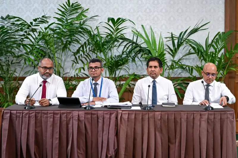ކަޅުބާޒާރުން ސަރުކާރުގެ ކުންފުނިތަކުން ޑޮލަރު ގަންނަމުންދާ ކަމަށް ރައީސް މުއިއްޒު ވިދާޅުވެފައި ވަނިކޮށް، އެއީ މަނީލޯންޑަރިންގ ކަމަށް ހޯމް މިނިސްޓަރު އިހުސާން ވިދާޅުވެއްޖެ