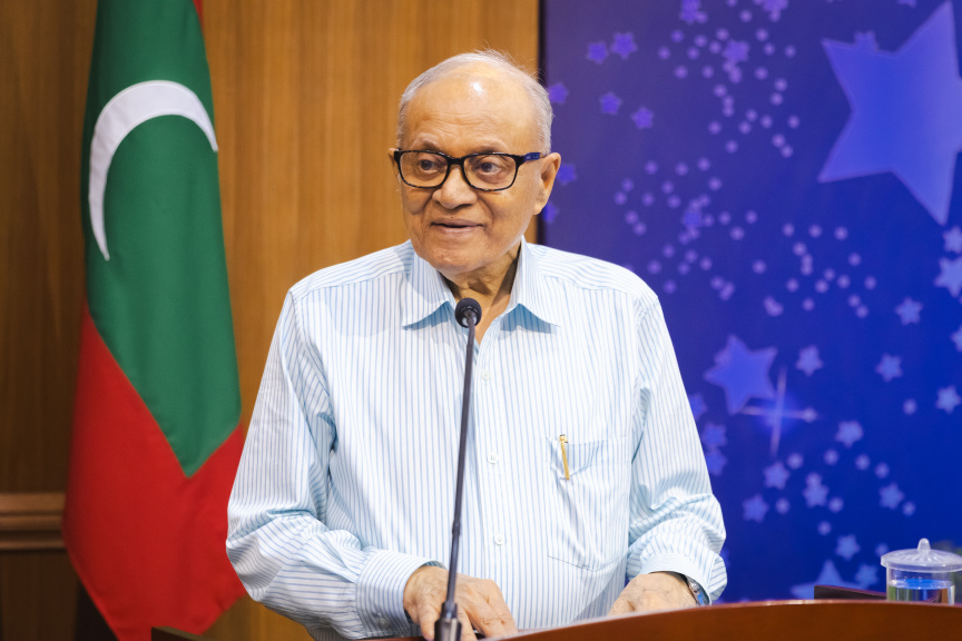 ރާއްޖޭގައި މިހާތަނަށް ނެރުނު އެންމެ ބޮޑު ފޮތް، ޑރ. ޙަމީދުގެ އިނގިރޭސި - ދިވެހި ބަސް ފޮތް ނެރެފި