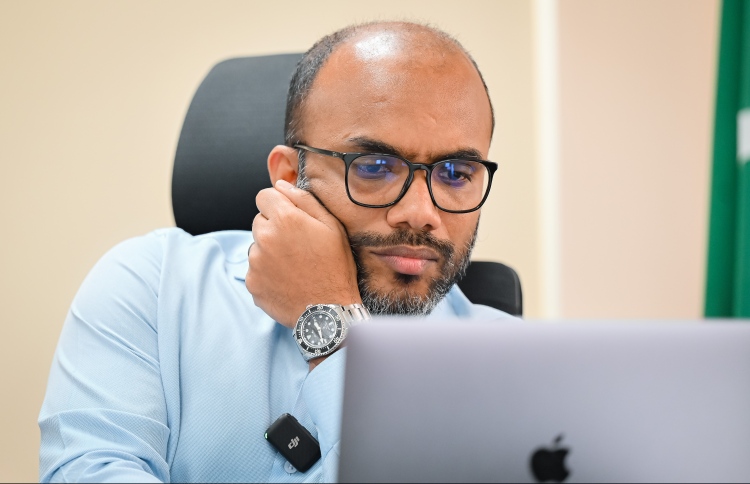 ފެންނަނީ ސަރުކާރުން ޑޮލަރު އިސްރާފު ކުރާތަން: އަމީރު
