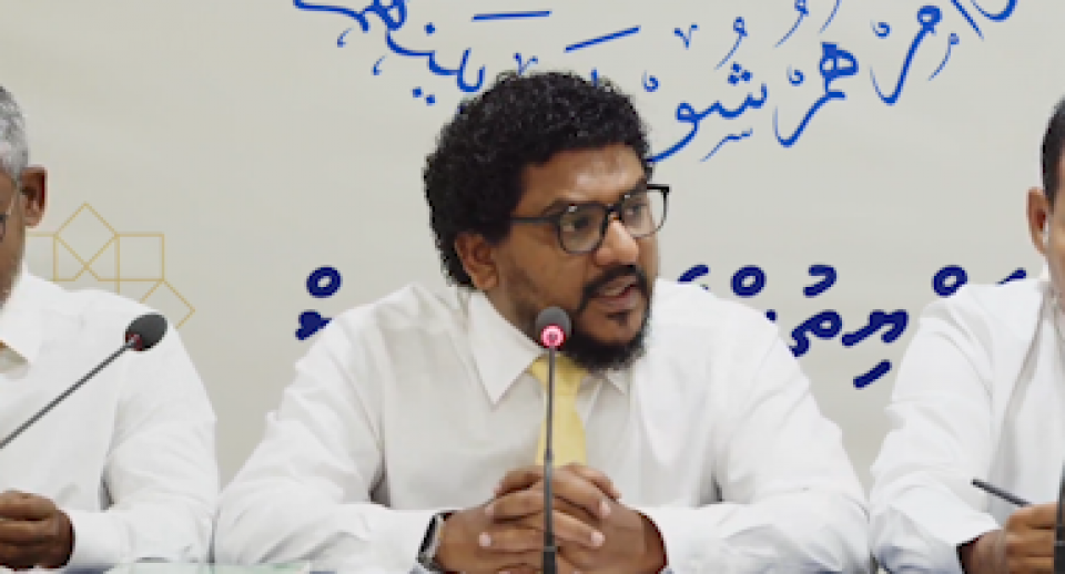 ޑޮލަރުގެ އަގު މަތިވާ ވާހަކަ ބުނީމަ ކަންތައް ހުރީ ޖަލަށްލާ ހިސާބުގަ: މައުރޫފް