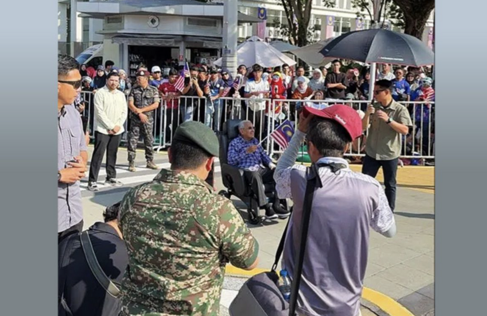101 އަހަރުގެ އުމުރުފުޅުގައި ފުރޮޅުލީ ގޮނޑީގައި ވަޑައިގެން މަހާތިރު މެލޭޝިއާގެ ގައުމީ ދުވަސް ފާހަގަކުރައްވައިފި