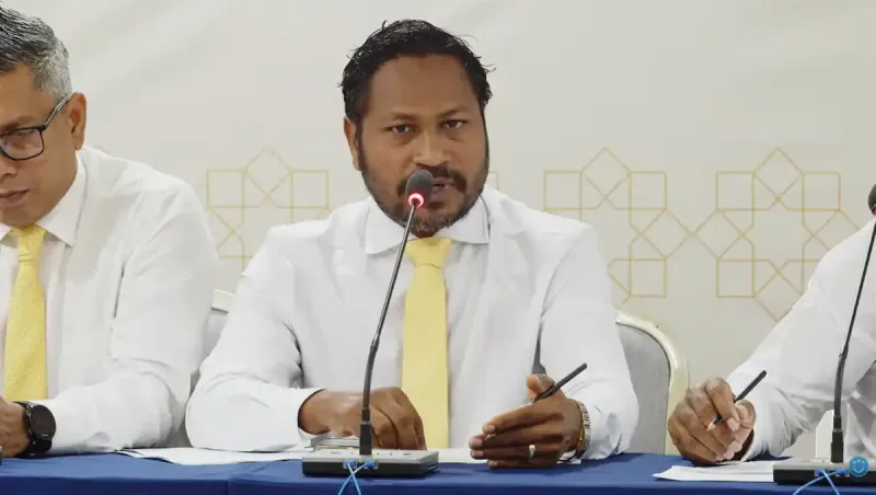 މި ވެރިކަމުގައި ފެނުނީ ލާމަރުކަޒީ ޤާނޫނު ސަންދޯކަށްލައި، ބޮޑު މޮހޮރު ޖަހާފައި ތަޅުލި މަންޒަރު: ސަމީރު