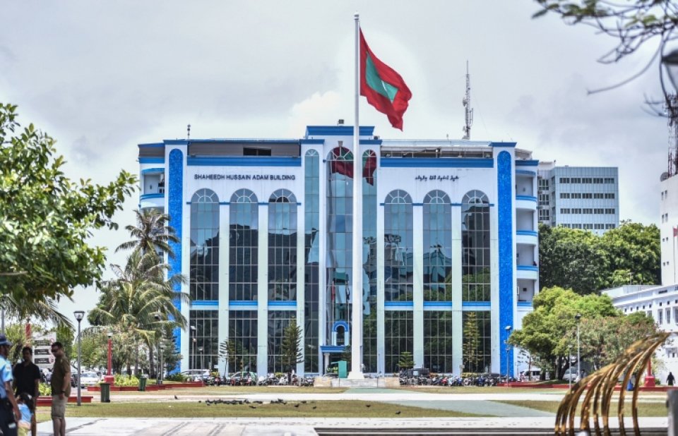 ފްލައިޓެއްގެ ތެރޭގައި މީހެއްގެ ގައިގައި އަތްލި މައްސަލައެއް ބަލަނީ