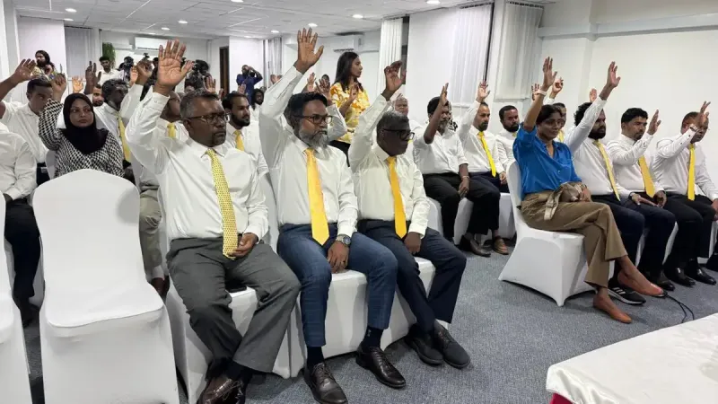 އިޤްތިސާދީ ސިޔާސަތުތައް އިސްލާހު ނުކުރާނަމަ، ރައީސް މުއިއްޒު އިސްތިއުފާ ދެއްވަންދެން ސީދާ ޙަރަކާތަށް ނުކުތުމަށް އެމްޑީޕީން ފާސްކޮށްފި
