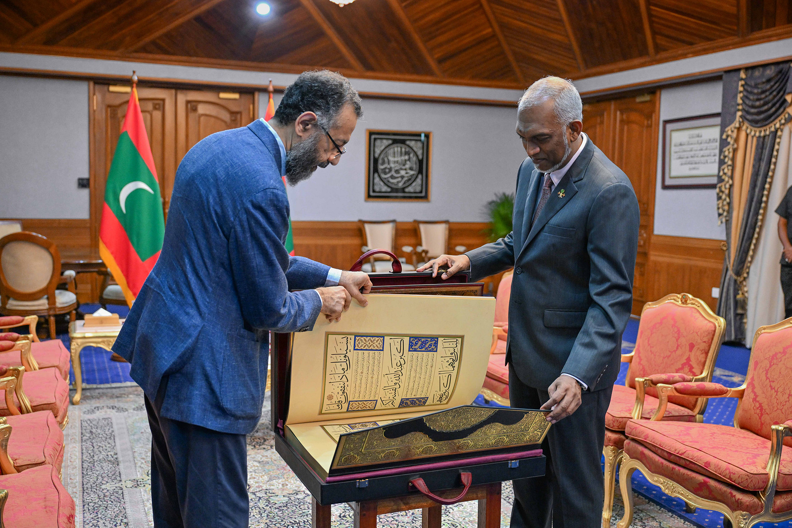 ޙަލާލް ފަތުރުވެރިކަން ފުޅާކުރުމާ ގުޅޭ ގޮތުން، ރައީސާއި އިސްލާމިކް ޗޭމްބާ އޮފް ކޮމާސްގެ މަޝްވަރާތަކެއް