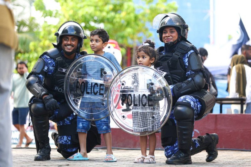 ފުލުހުންގެ ޚިދުމަތުގެ ދުވަސް ފާހަގަކުރުމަށް ކުޑަކުދިންގެ ހަވީރެއް