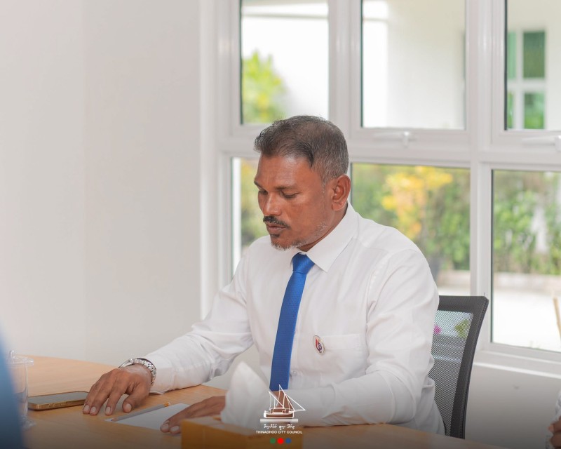 ތިނަދޫގެ އާބާދީ އޮޅުވާލި ކަމަށް ބުނާ މައްސަލަ: ދެ އަހަރުގެ ޖަލު ހުކުމެއް ކުރެވޭ ދެ ދައުވާއެއް މޭޔަރު ސައުދަށް