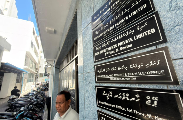 ހުއްދަ ނެތި ޑޮލަރު ވިޔަފާރިކުރާ ކުންފުންޏެއްގެ އޮފީހަށް ފުރަތަމަ ފަހަރަށް ފުލުހުން ވަދެފި