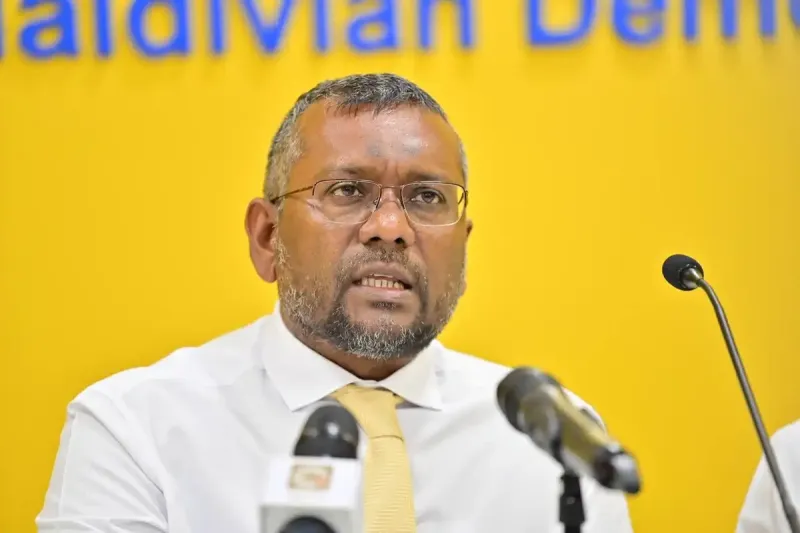 ބާރު ދުވެލީގައި އިގުތިސާދު ކުރިއަރަމުންދިޔަ ޤައުމެއް، ރައީސް މުއިއްޒުގެ ދޯހަޅި ސިޔާސަތުތަކުގެ ސަބަބުން 20 އަހަރު ފަހަތައް ޖައްސާލައިފި: ފައްޔާޒު