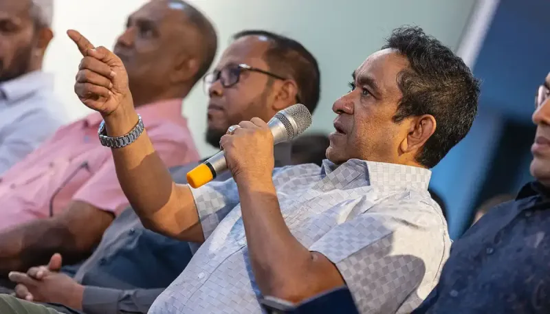 ރައީސް މުއިއްޒު އަކީ އައު ޤާނޫނުއަސާސީއަށް އަމަލުކުރަން ފެށިފަހުން، އެ ޤާނޫނު ބޮލާލައި ޖެއްސެވި ފުރަތަމަ ރައީސް: ޔާމީން
