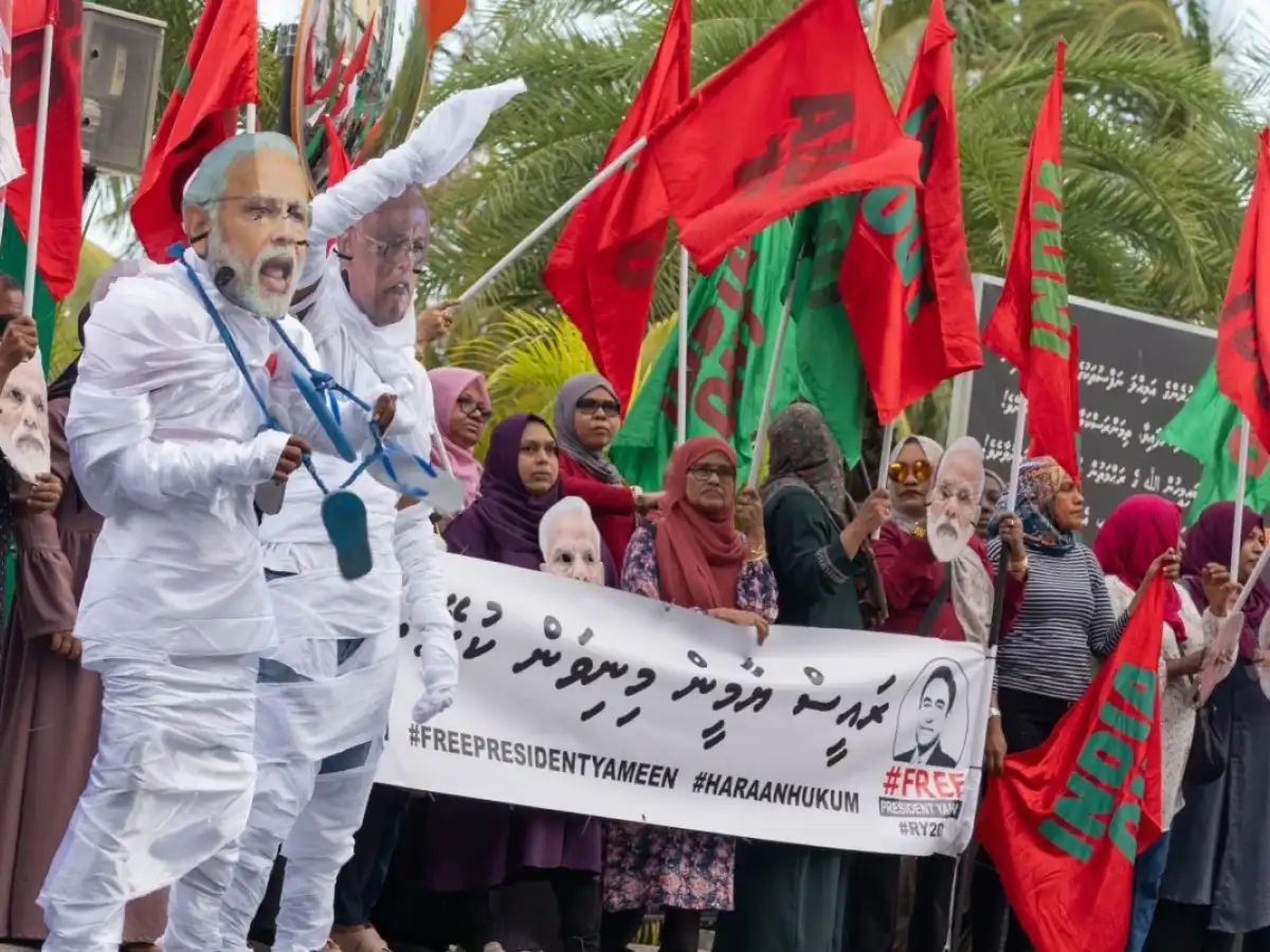 އިދިކޮޅު ޕީޕީއެމް އިން ބޭއްވި މުޒާހަރާގައި އޭރުގެ ރައީސުލްޖުމްހޫރިއްޔާ އިބްރާހީމް މުޙައްމަދު ޞާލިޙާއި އިންޑިއާގެ ބޮޑުވަޒީރު ނަރެންދުރަ މޯދީގެ ސޫރަ ސިފަވާގޮތަށް ތައްޔާރުކޮށްފައިވާ މޫނުމަތިއަޅައިގެން ފުރައްސާރަކުރަނީ