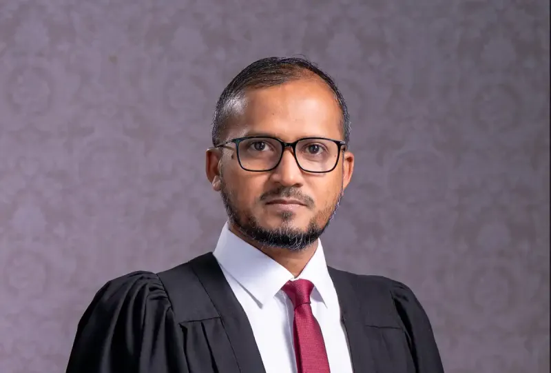 ޝަރުއީ ދާއިރާގައި 20 އަހަރަށްވުރެ ގިނަ ދުވަހު ޚިދުމަތް ކުރެއްވުމަށްފަހު ހައިކޯޓުގެ ފަނޑިޔާރު މާހިރު ރިޓަޔަރ ކުރައްވައިފި