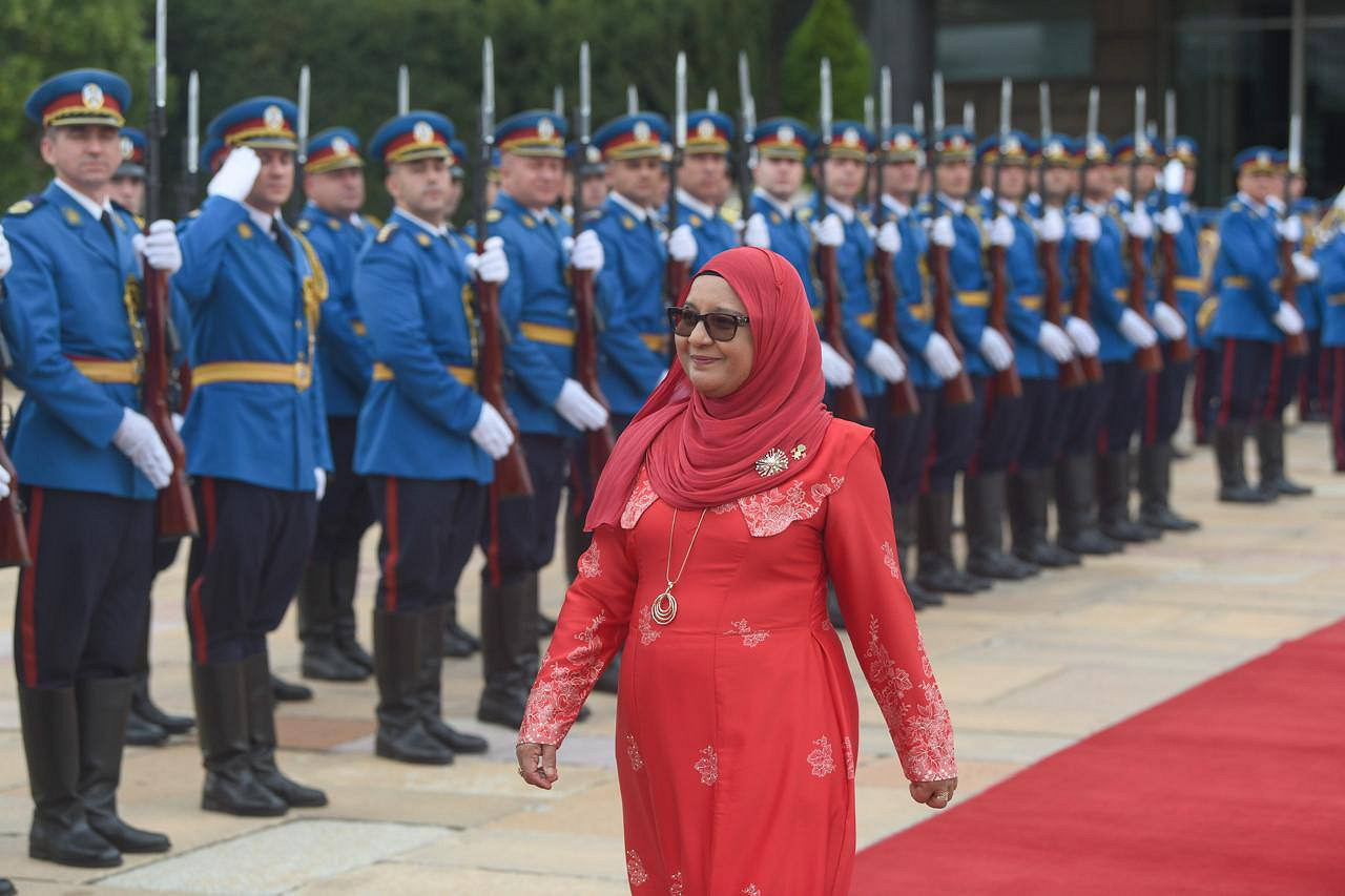 ރާއްޖޭން ސާބިއާއަށް ކަނޑައެޅި ފުރަތަމަ ސަފީރު، އެ ގައުމުގެ ރައީސަށް ފަތްކޮޅު އަރުވައިފި