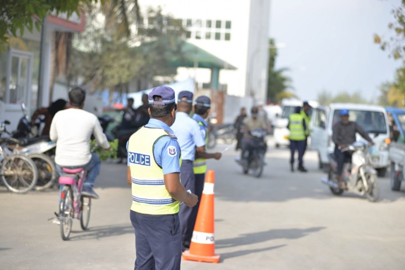މިލަންދޫގައި ބާރަށް ސައިކަލު ދުއްވި ގުރޫޕެއް ޑުރަގަށް ޕޮޒިޓިވްވެ، ބަންދުކޮށްފި