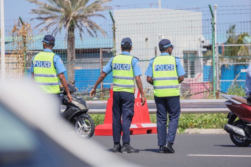 ބުރިޖު މަތީގައި ސައިކަލަކާއި ކާރެއް ޖެހި، އެކަކަށް އަނިޔާވެއްޖެ