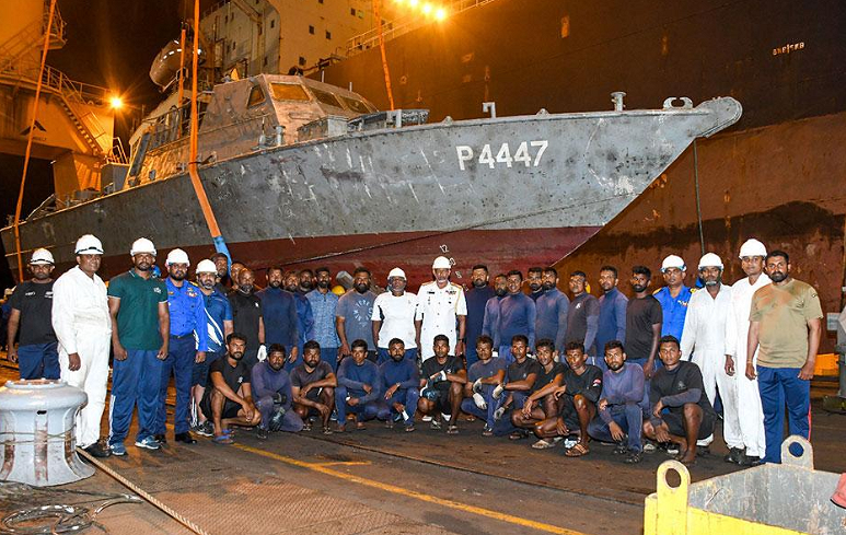 ކަނޑަށް ފެތުނު ލަންކާ ނޭވީގެ ހަނގުރާމަމަތީ އުޅަނދެއް 24 މީޓަރު އަޑިން ނަގައިފި
