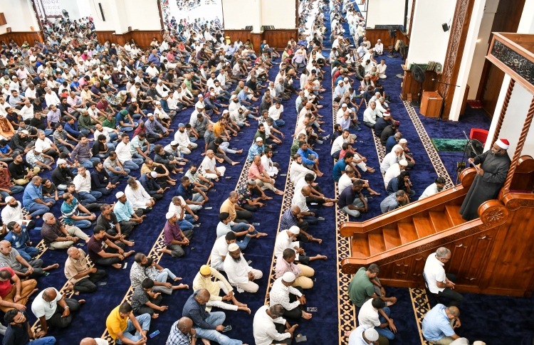މިސްކިތްތަކުގައި ނަމާދުކުރާ އިމާމުންނަށް ހާއްސަ ހެދުމެއް ޑިޒައިން ކުރަން ހުޅުވާލަނީ