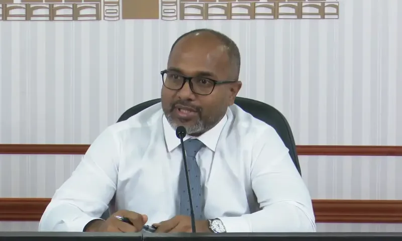 ހޯމް މިނިސްޓަރު: ބިދޭސީން ކަންމަތީ ފިހާރަ ހިންގަނީ ޑޮލަރުގެ ކަޅުބާޒާރު ހިންގަން