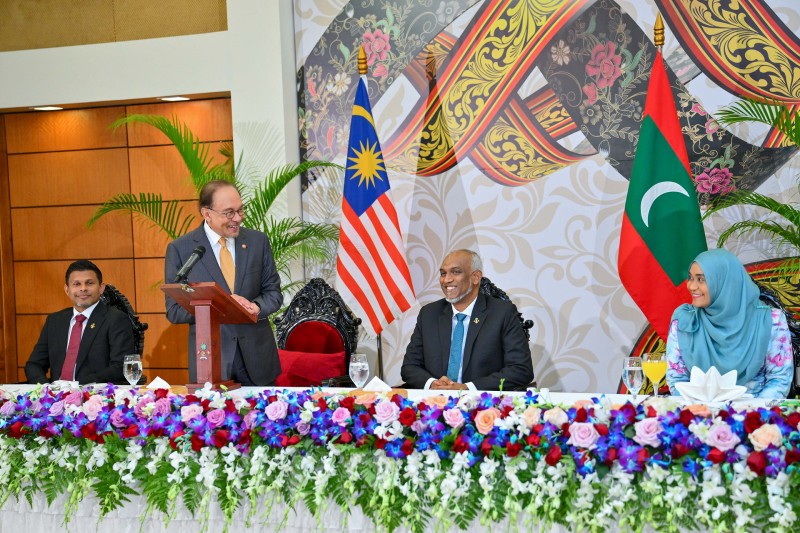 ގައުމީ ސަލާމުން ފެށިގެން މޭނާ ހައްސާންގެ ކްލެސިކްސް: މެލޭޝިއާ ބޮޑުވަޒީރުގެ ހިތް ދިވެހި ލަވަތަކަށް!
